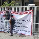 1. Saat proses pemasangan spanduk dan pengembokan rumah, Daerah Rawasari Cempaka Putih, Jakarta Pusat, Kamis (03/10). Foto : Istimewa