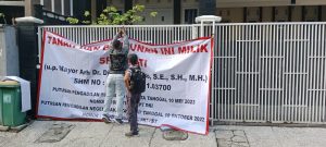 1. Saat proses pemasangan spanduk dan pengembokan rumah, Daerah Rawasari Cempaka Putih, Jakarta Pusat, Kamis (03/10). Foto : Istimewa