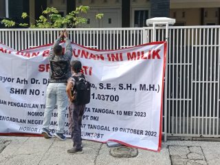 1. Saat proses pemasangan spanduk dan pengembokan rumah, Daerah Rawasari Cempaka Putih, Jakarta Pusat, Kamis (03/10). Foto : Istimewa