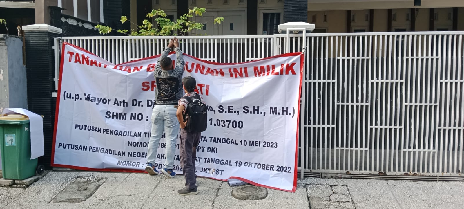 1. Saat proses pemasangan spanduk dan pengembokan rumah, Daerah Rawasari Cempaka Putih, Jakarta Pusat, Kamis (03/10). Foto : Istimewa