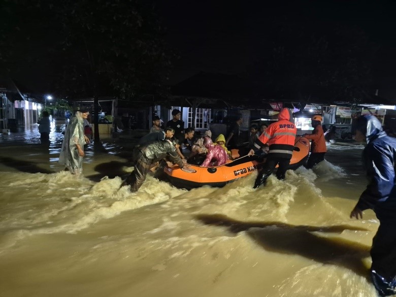 BPBD Kabupaten Cirebon melakukan penanganan darurat, terutama evakuasi warga yang terdampak banjir di wilayah Kabupaten Cirebon, Provinsi Jawa Barat, Senin (24/2).
