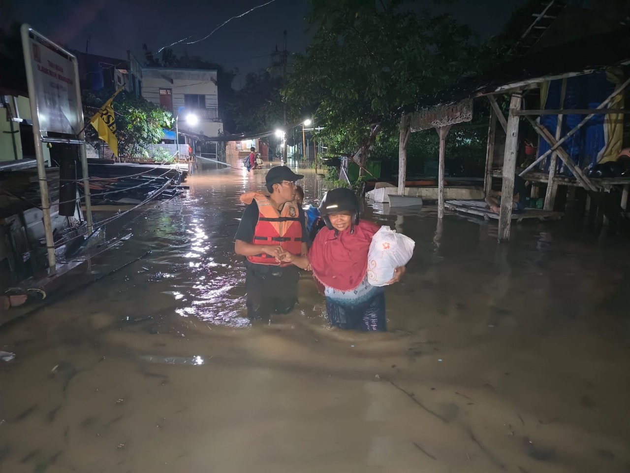 Kondisi banjir luapan Sungai Bengawan Solo merendam permukiman warga di wilayah Surakarta dan Solo Raya, Provinsi Jawa Tengah, Selasa (25/2) pukul 01.45 WIB.