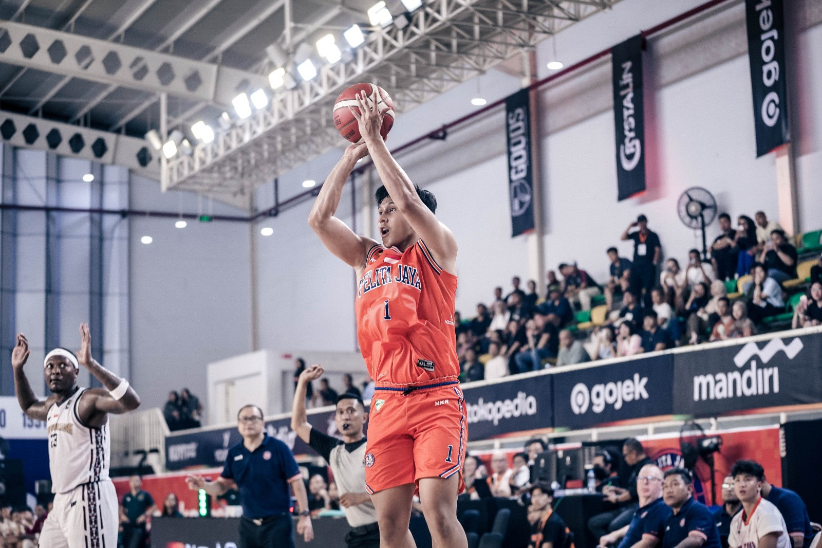 Pebasket muda Indonesia, Anto Boyratan, mencetak sejarah dengan menjadi pemain pertama dari Tanah Air yang bergabung dengan klub NBL1 South Australia, Dandenong Rangers.