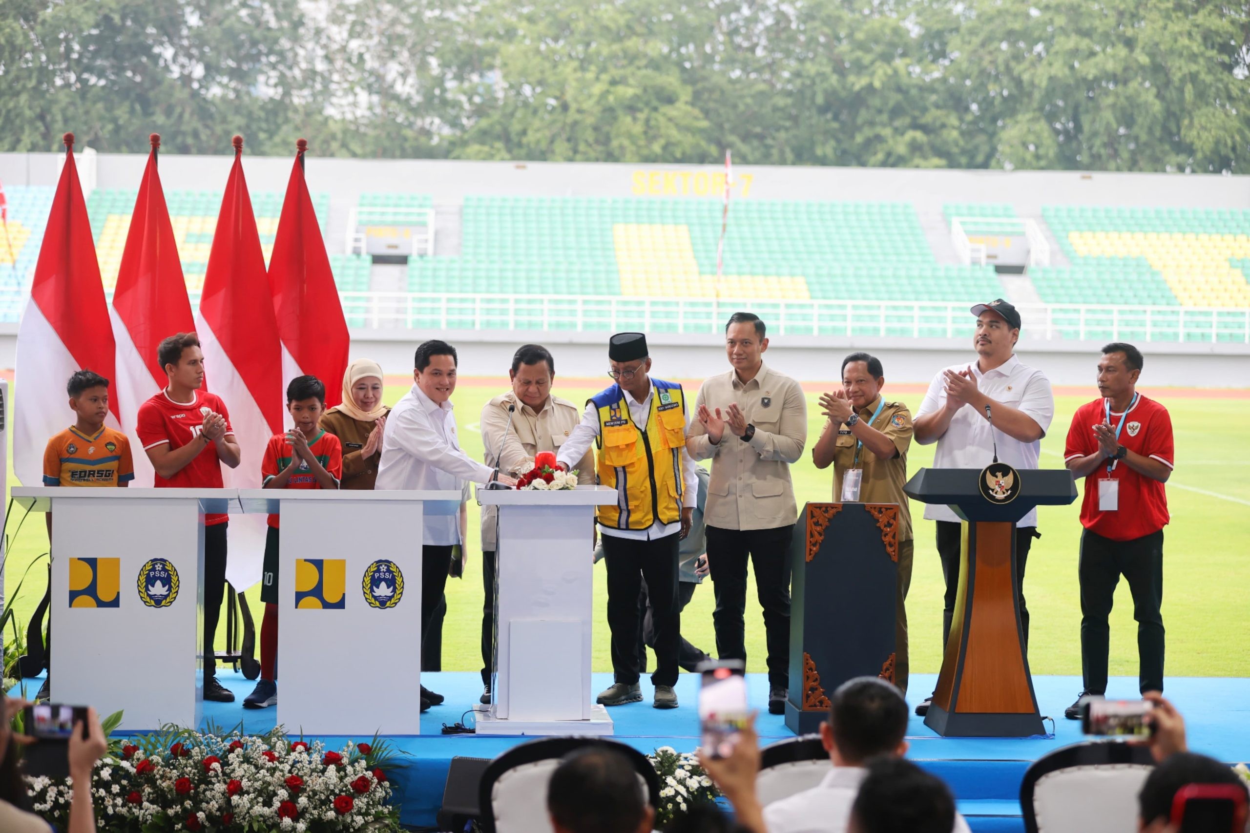 Presiden Republik Indonesia, Prabowo Subianto, meresmikan 17 stadion sepak bola yang telah direnovasi.