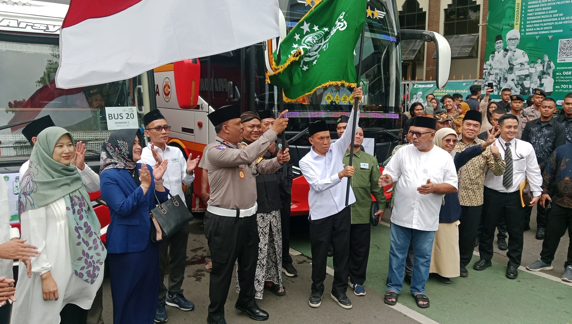 Pelepasan bus mudik gratis bersama NU di kantor PBNU Selasa (25/3/2025). (Foto: Agung).