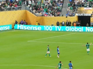 Hisense Tampil sebagai Pemimpin Pasar Lewat Pesan Bertajuk "HISENSE 100" TV, GLOBAL No.1" di FIFA Club World Cup 2025