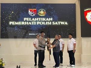 Dirpolsatwa Brigjen Pol Tory Kristianto, S.I.K memberikan bendera kepada Ketua Umum Pemerhati Polisi Satwa Monica Fany Megawati