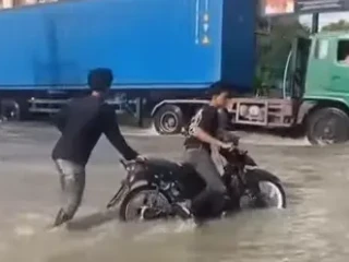 Banjir Menggenangi Kota Medan, Rico Waas Turun Kelokasi