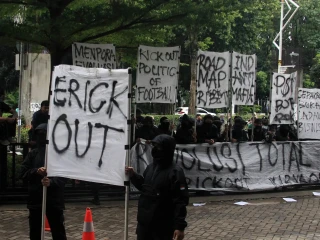 Demo Ultras Garuda di Depan Kantor PSSI_Foto Viralterkini (20)