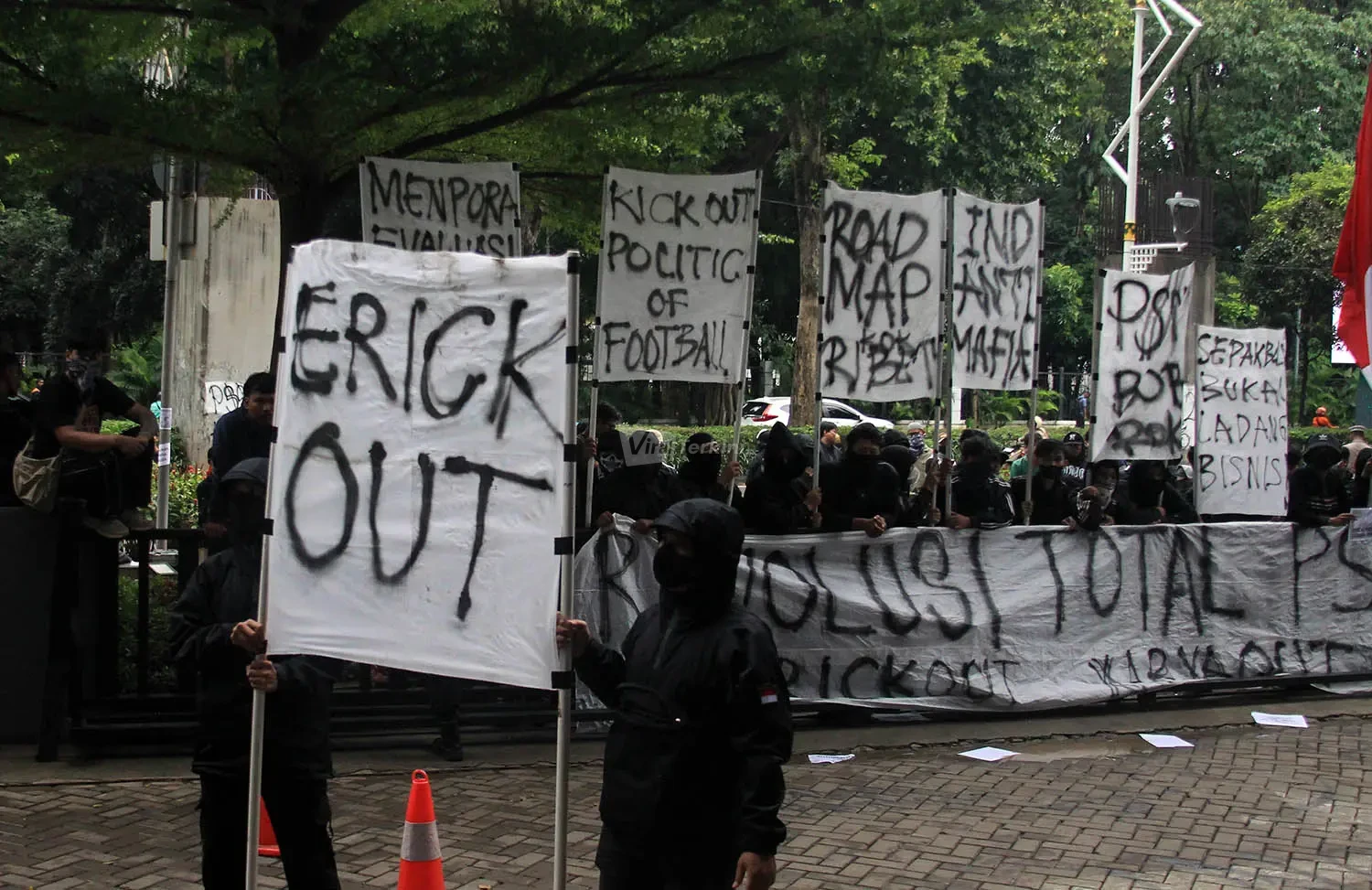 Demo Ultras Garuda di Depan Kantor PSSI_Foto Viralterkini (20)