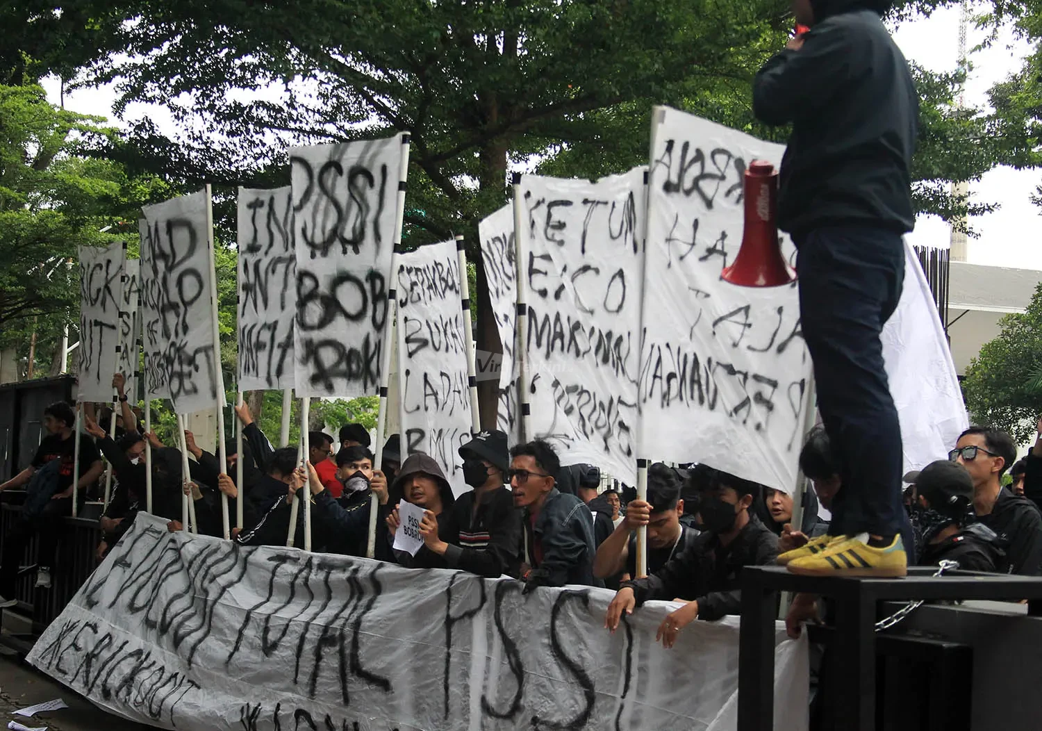 Demo Ultras Garuda di Depan Kantor PSSI_Foto Viralterkini (6)