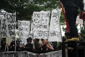 Demo Ultras Garuda di Depan Kantor PSSI_Foto Viralterkini (7)