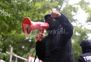 Demo Ultras Garuda di Depan Kantor PSSI_Foto Viralterkini (8)