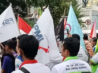 Demo Buruh Di Depan Kantor Gubernur Sumut, Tuntut Kenaikan Upah