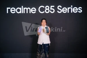 Krisva Angnieszca - PR Lead realme Indonesia bersama realme C85 Series