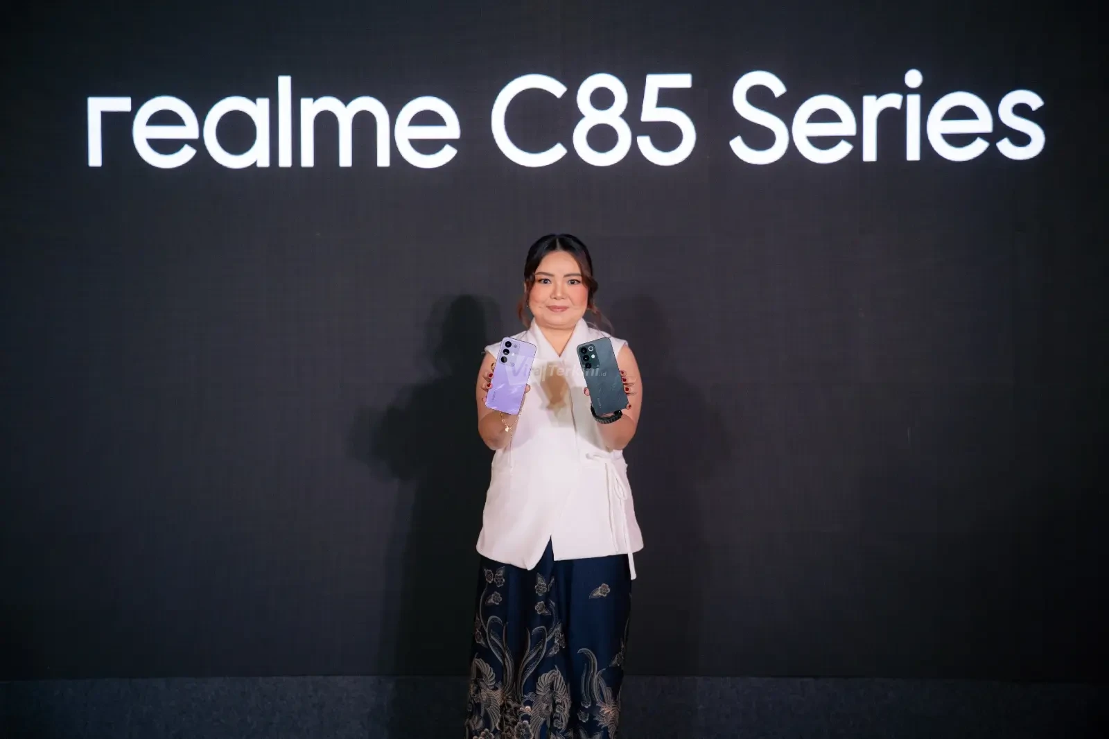 Krisva Angnieszca - PR Lead realme Indonesia bersama realme C85 Series