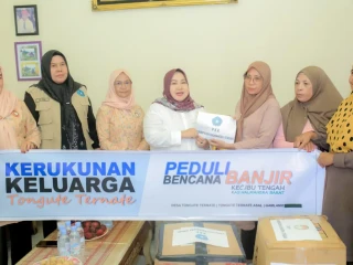 Tangan Dingin PKK dan DWP Kabupaten Halmahera Tengah Bagi Peralatan Sekolah untuk Anak Korban Banjir di Ibu