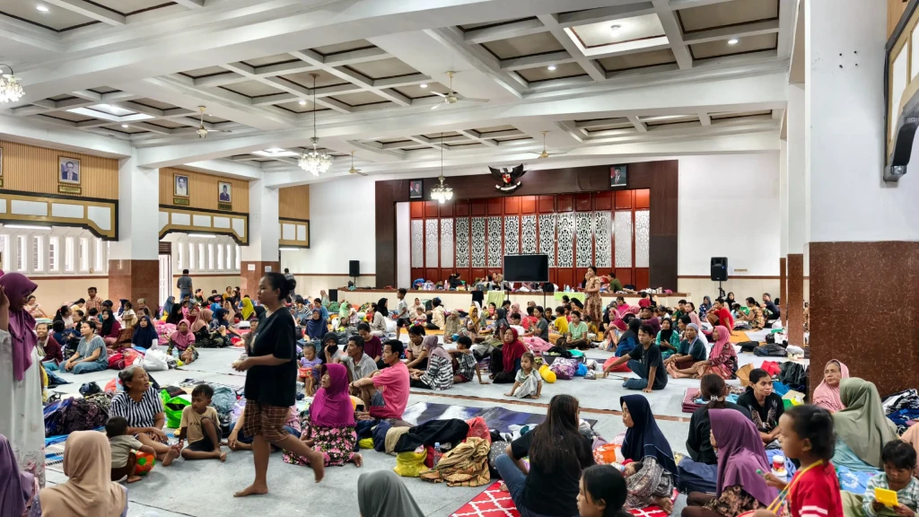 Suasasana pengungsian warga terdampak banjir di Gedung Aula DPRD Kabupaten Kudus, Provinsi Jawa Tengah, pada Jumat (16/1).