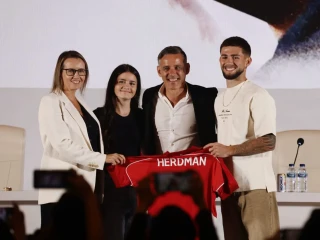 Herdman: Bawa Keluarga untuk Menyatu dengan Sepak Bola Indonesia
