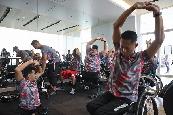 Sejumlah atlet wheelchair basketball National Paralympic Committee (NPC) Indonesia melakukan pemanasan saat sesi latihan untuk ASEAN Para Games 2025 di Hotel Center Point, Terminal 21, Nakhon Rachatsima, Thailand, Jumat (16/1/2026).