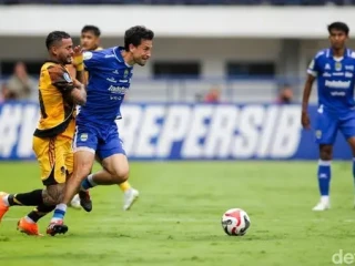 Pemain Persib, Thom Haye saat melawan Persija