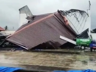 Angin Puting Beliung Terjang Makassar–Maros, Pohon Tumbang dan Atap Rumah Rusak