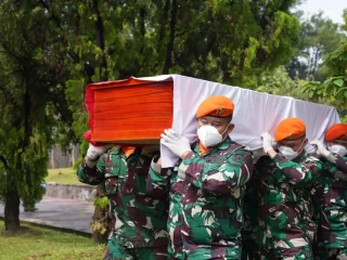 Negara Beri Penghormatan Terakhir, Kerangka Jenazah Mantan Menpora Abdul Gafur Dipindahkan ke TMPN Kalibata