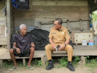 Dialog di Depan Pintu, Bupati Halteng Tawari Warga Bongkar Rumah Tak Layak untuk Dibangun Baru