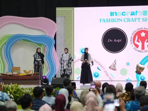 Desainer Perempuan Sulsel Tampil di Pembukaan INACRAFT 2026, Angkat Aksara Lontara ke Panggung Nasional