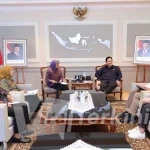 Menteri PANRB Rini Widyantini saat bertemu Menteri Pemuda dan Olahraga Erick Thohir, di Kantor Kementerian PANRB, Selasa (24/02/2025). (Foto: Ist).