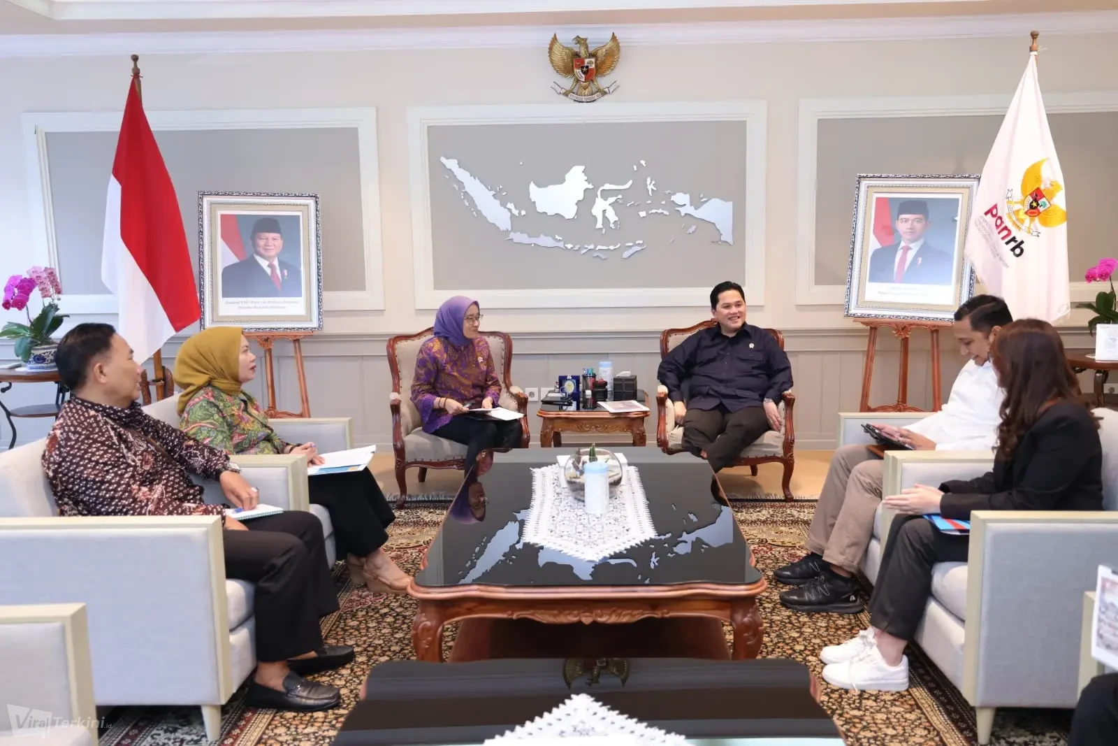 Menteri PANRB Rini Widyantini saat bertemu Menteri Pemuda dan Olahraga Erick Thohir, di Kantor Kementerian PANRB, Selasa (24/02/2025). (Foto: Ist).