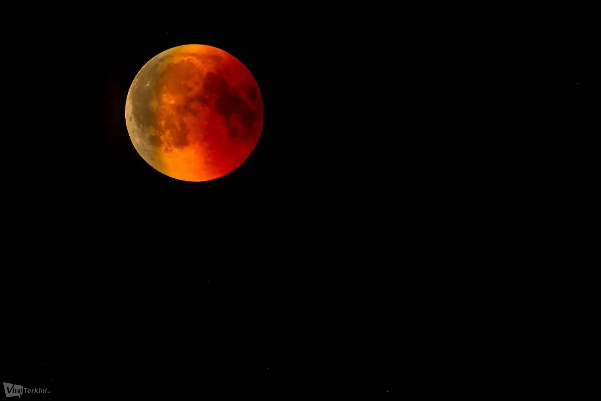 adege-lunar-eclipse-3572336_1920