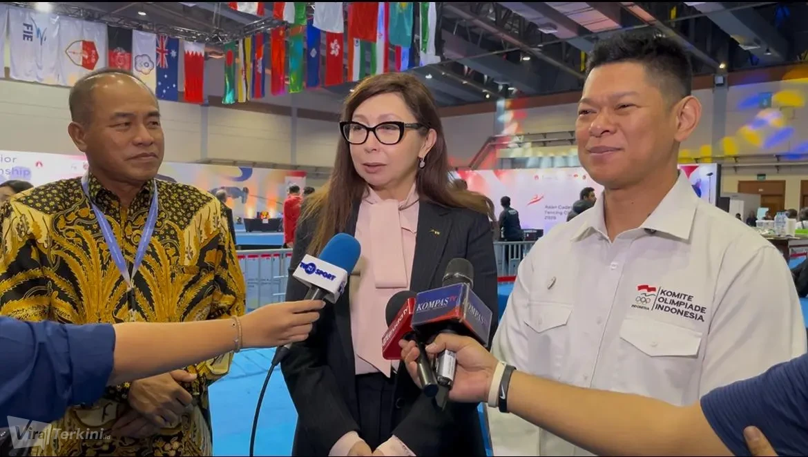 Sekretaris Jenderal Federation Internationale d'Escrime (FIE), Saidova Gulnora, memuji penyelenggaraan Kejuaraan Anggar Kadet dan Junior Asia 2026 yang resmi dibuka di Jakarta Convention Center (JCC), Senayan, Jakarta, Jumat (20/2/2026). (Foto: PB IKASI).