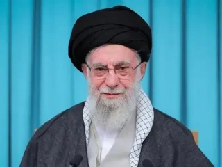 Ayatollah Khamenei Peringatkan Kemampuan Iran Menenggelamkan Kapal Perang AS di Teluk
