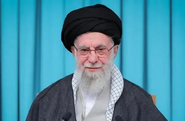 Ayatollah Khamenei Peringatkan Kemampuan Iran Menenggelamkan Kapal Perang AS di Teluk