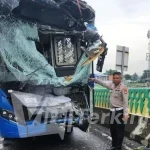 dua-bus-transjakarta-bertabrakan-di-koridor-13-jalur-langit-cipulir-kebayoran-lama-jakarta-selatan-1771822734703_169