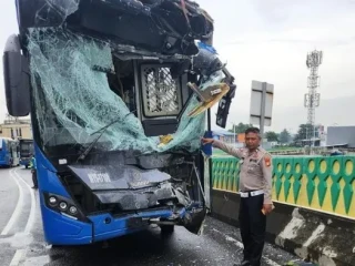 Detik-detik Bus TransJakarta Bertabrakan di Koridor 13