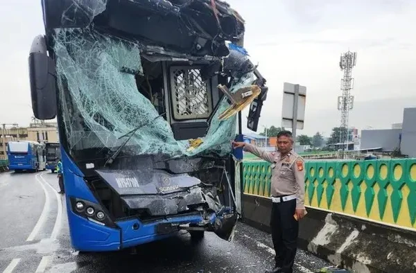 Detik-detik Bus TransJakarta Bertabrakan di Koridor 13