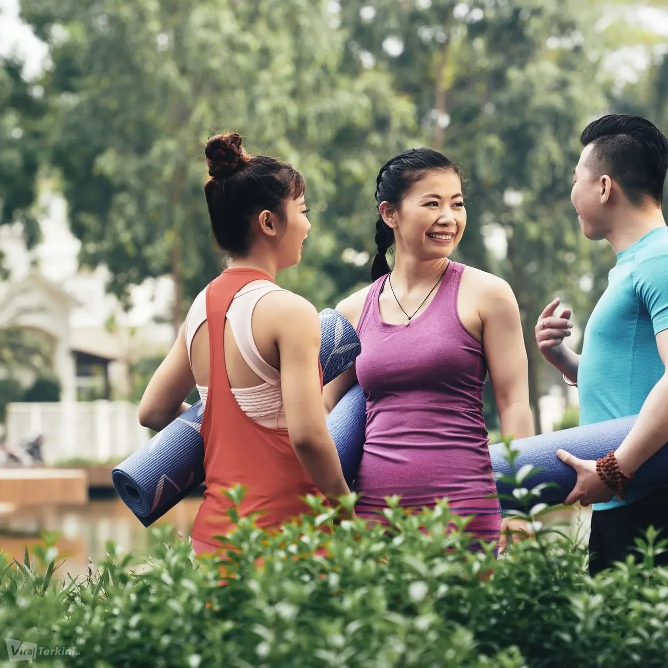 group-of-yogis-1335x1335