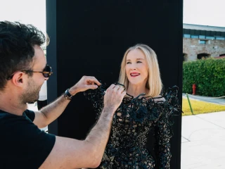 Styles Ternama Andrew Gelwicks Mengenang Komedian Modern Catherine O’Hara sebagai Ikon yang Hangat