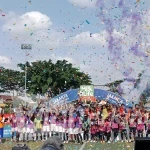 Juara dan Runner-up KU 10 serta KU 12 merayakan keberhasilan bersama di podium usai final MilkLife Soccer Challenge (MLSC) Jakarta Seri 2 2025 - 2026 di Kingkong Soccer Arena, Cijantung, Jakarta Timur, Minggu (15/2).