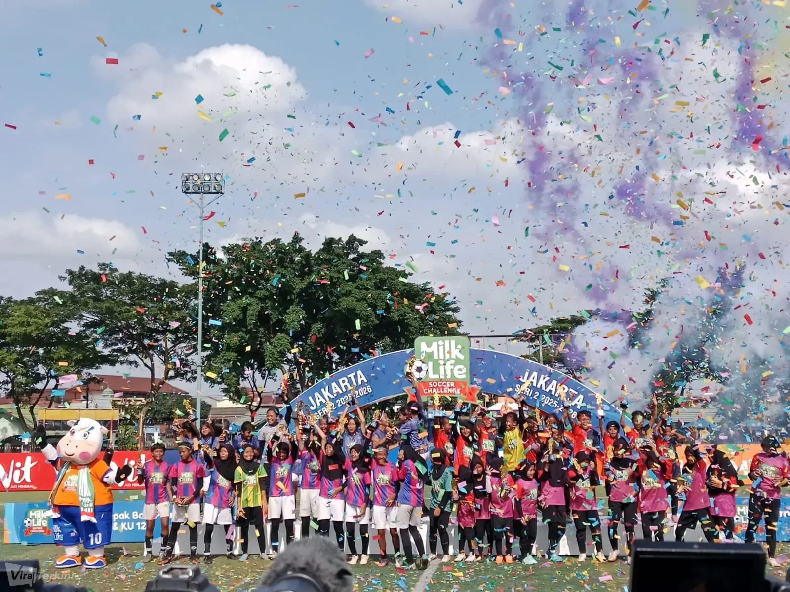 Juara dan Runner-up KU 10 serta KU 12 merayakan keberhasilan bersama di podium usai final MilkLife Soccer Challenge (MLSC) Jakarta Seri 2 2025 - 2026 di Kingkong Soccer Arena, Cijantung, Jakarta Timur, Minggu (15/2).