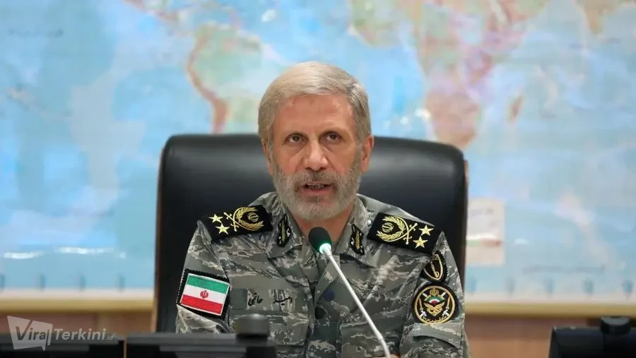panglima-angkatan-darat-iran-amir-hatami-menghadiri-pertemuan-di-ruang-komando-perang-angkatan-darat-iran-di-lokasi-yang-dirah-1750688921208_169