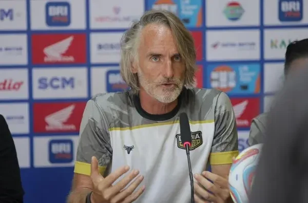 Pelatih Dewa United Targetkan Kemenangan atas Persita