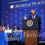 presiden-as-donald-trump-berdiri-bersama-para-pemimpin-dunia-yang-berpartisipasi-dalam-pertemuan-perdana-dewan-perdamaian-di-i-1771547229058_169