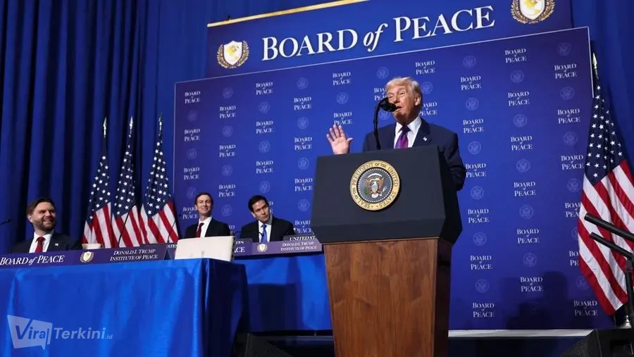 presiden-as-donald-trump-berdiri-bersama-para-pemimpin-dunia-yang-berpartisipasi-dalam-pertemuan-perdana-dewan-perdamaian-di-i-1771547229058_169