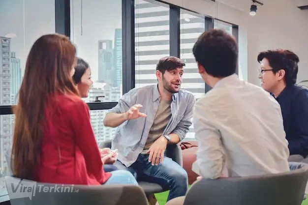 rear-view-people-sitting-office_1048944-449184