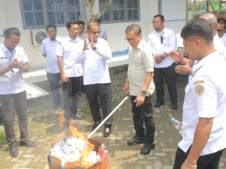 Cegah Penyalahgunaan Data, Bupati Halmahera Tengah Pimpin Pemusnahan Ribuan KTP-el dan KIA