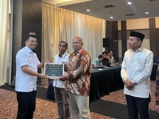 Halteng Pelopor Perlindungan 5.800 Pekerja Rentan, Kadis DPMD Sabet Penghargaan UCJ BPJS