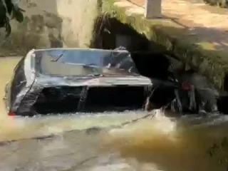 Banjir Cibubur Meninggi Cepat, Mobil dan Motor Hanyut